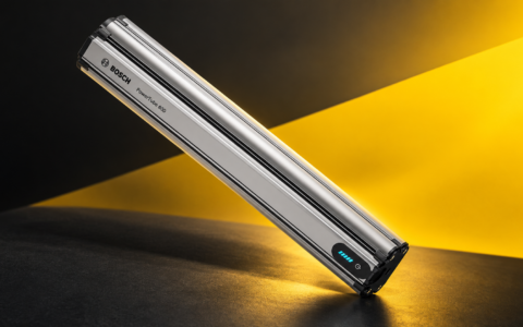Akumulator Bosch PowerTube 600 do roweru elektrycznego na czarno-żółtym tle