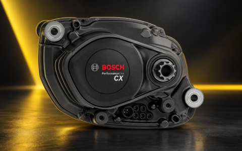Bosch Performance Line CX – silnik do roweru elektrycznego na ciemnym tle z żółtym podświetleniem