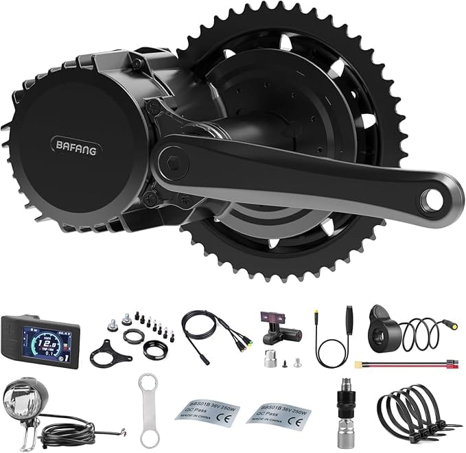 Zestaw do konwersji roweru elektrycznego Bafang obejmujący silnik centralny, wyświetlacz LCD, osprzęt instalacyjny, przewody, światło, narzędzia oraz akcesoria umożliwiające przekształcenie tradycyjnego roweru w elektryczny.