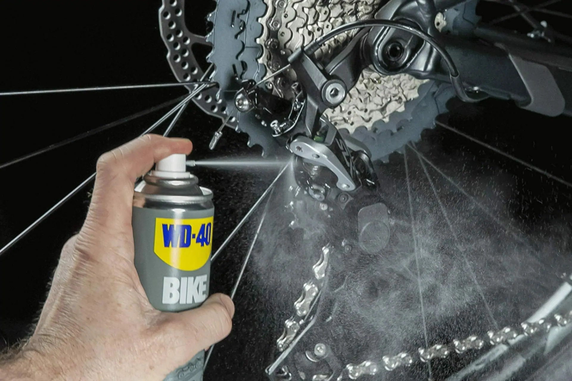 Czyszczenie napędu roweru elektrycznego – aerozol WD-40 Bike używany do konserwacji tylnej przerzutki i kasety zębatek