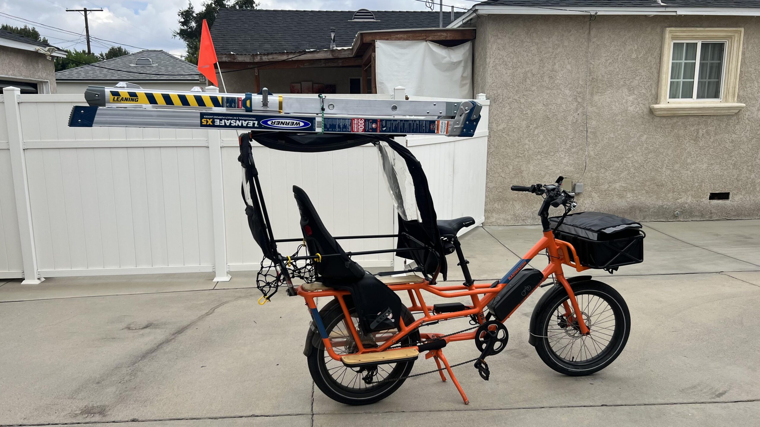 E-bike dla profesjonalistów: transport dzieci, narzędzi i marzeń o karierze w akrobatyce. Kiedy rower staje się furgonetką!