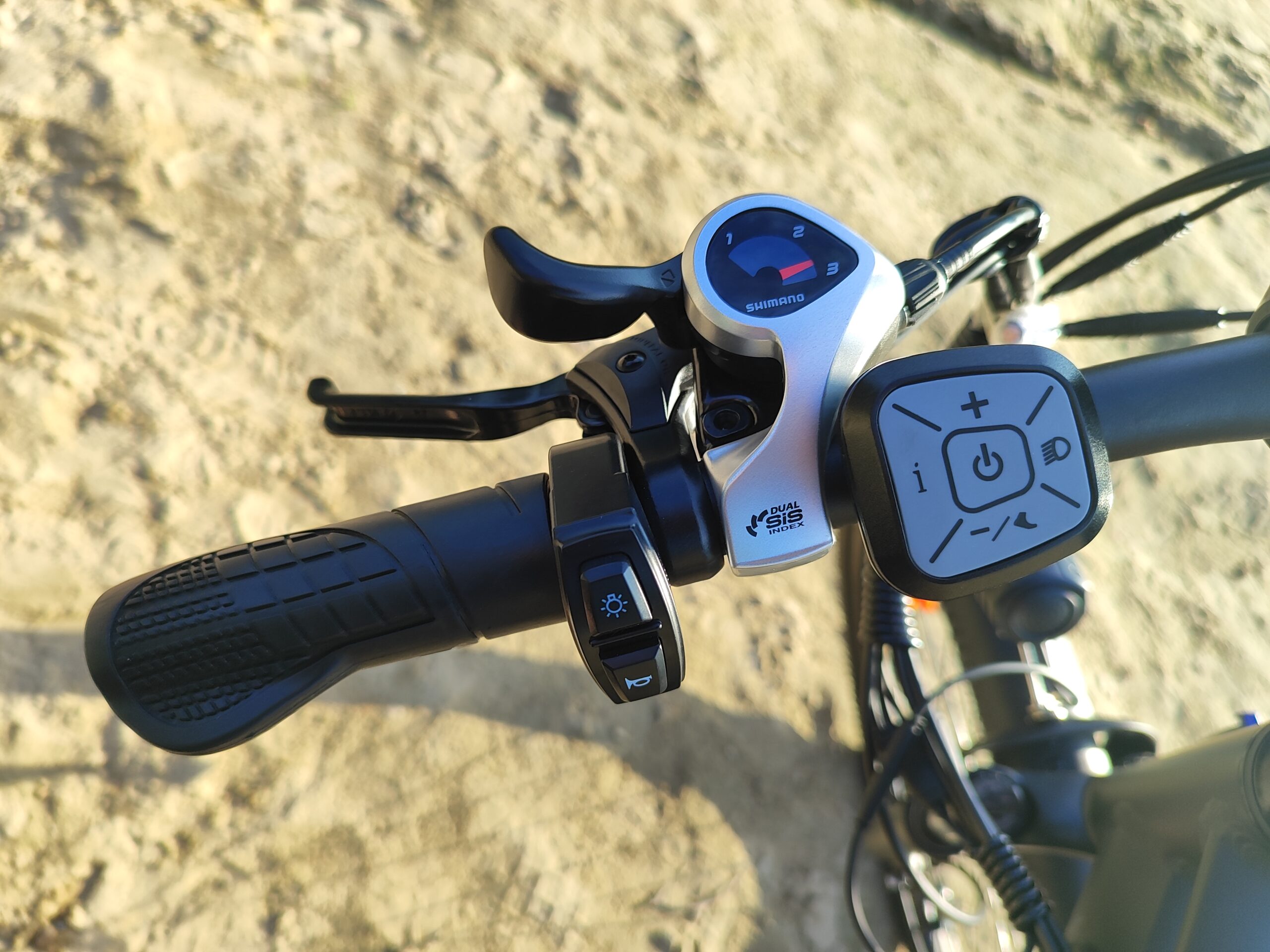 Rower elektryczny Pasebike C29 Pro - elementy sterujące na kierownicy