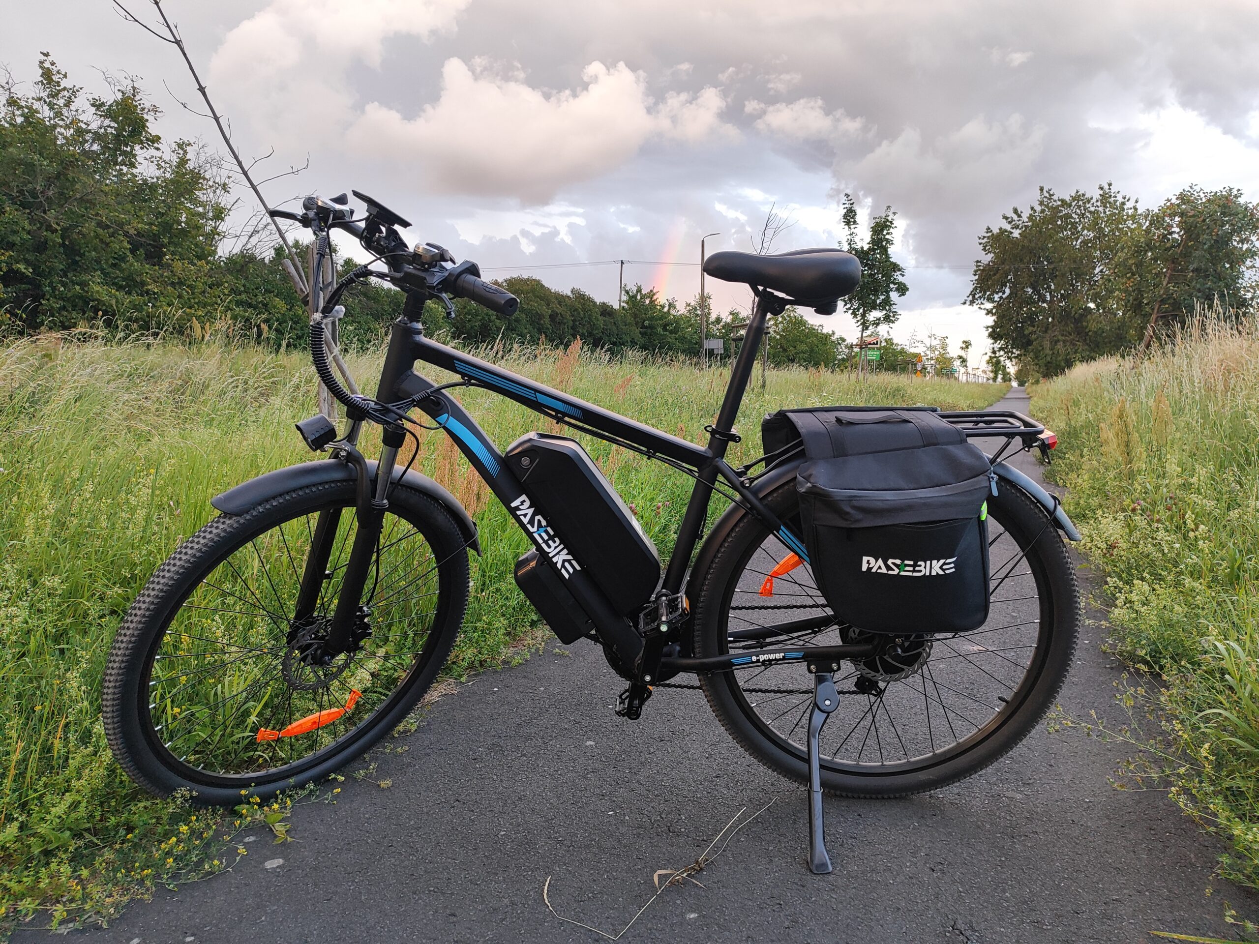 Rower elektryczny Pasebike C29 Pro na ścieżce rowerowej