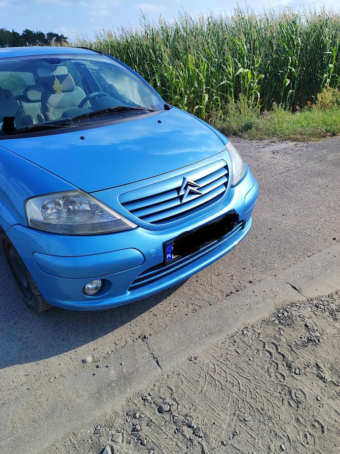 Samochód blokujący ścieżkę rowerową po incydencie