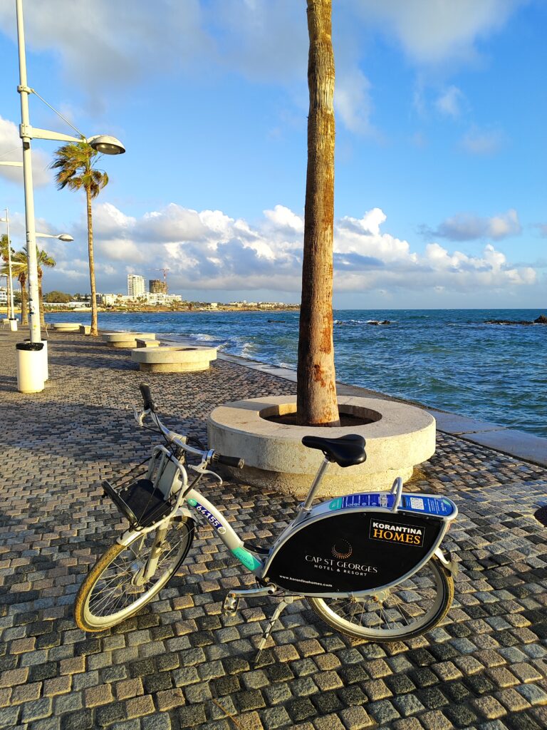Rower miejski przy nadmorskiej promenadzie na Cyprze z widokiem na morze