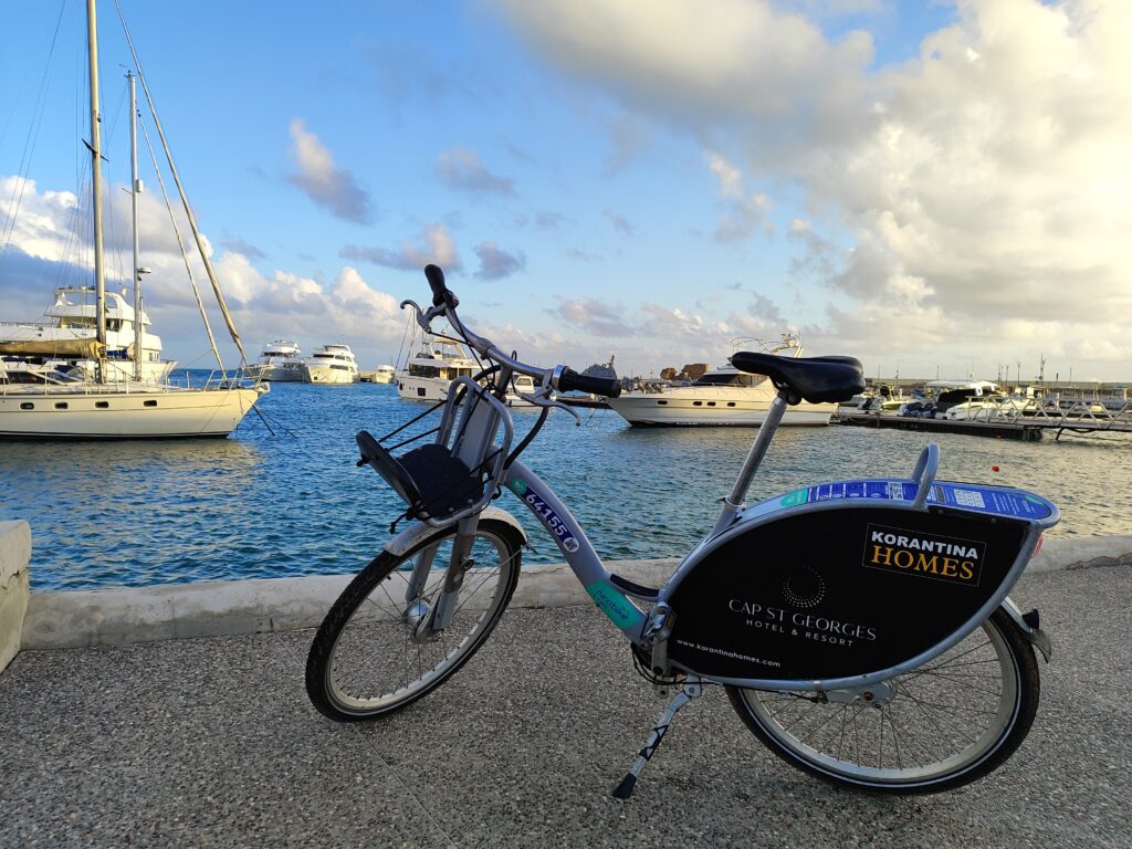 Nextbike Pafos – rower miejski przy marinie i porcie z jachtami nad Morzem Śródziemnym