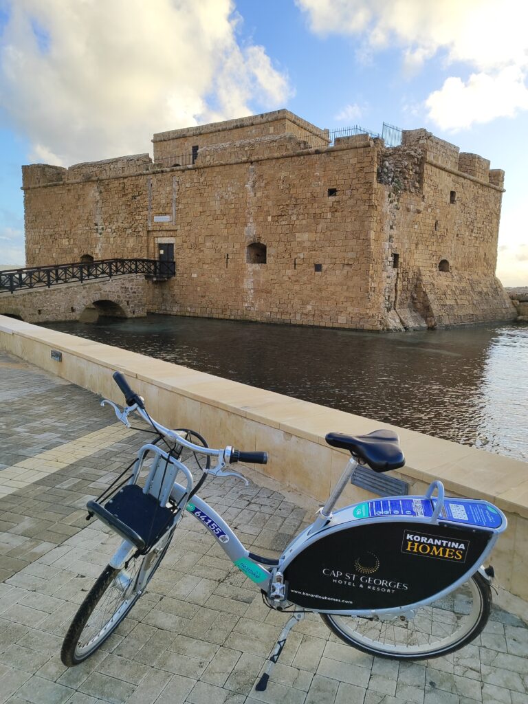 Nextbike Pafos – rower miejski przy zamku w Pafos nad portem i nadmorską promenadą