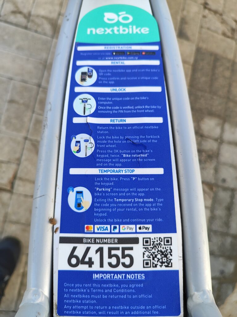 Nextbike Pafos – instrukcja wypożyczenia i zwrotu na ramie roweru, kod QR i numer roweru