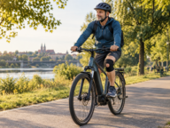 Mężczyzna jadący na rowerze elektrycznym po operacji kolana – powrót do jazdy i rehabilitacja
