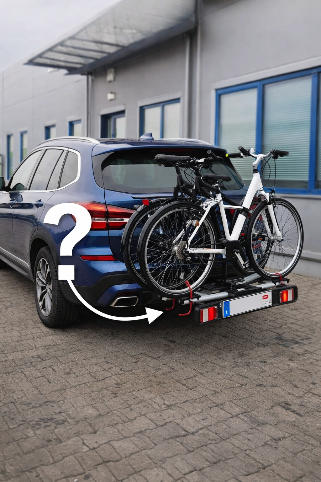 SUV z bagażnikiem rowerowym na haku i tablicą rejestracyjną – przykład montażu tablicy na bagażniku rowerowym