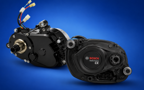 Panasonic GX Ultimate vs Bosch Performance CX - dwa siliniki na niebieskim tle