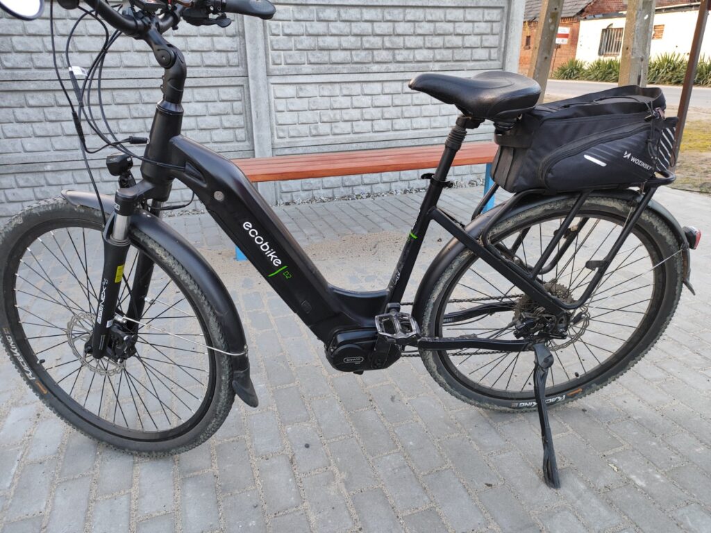Ecobike D2 City Black rower elektryczny z silnikiem Bafang M420 i baterią 672 Wh, widok z boku podczas codziennej jazdy