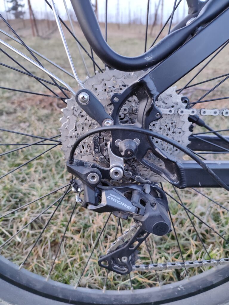 Shimano Deore w rowerze elektrycznym – tylna przerzutka, kaseta i łańcuch po dłuższym użytkowaniu, zbliżenie napędu e-bike