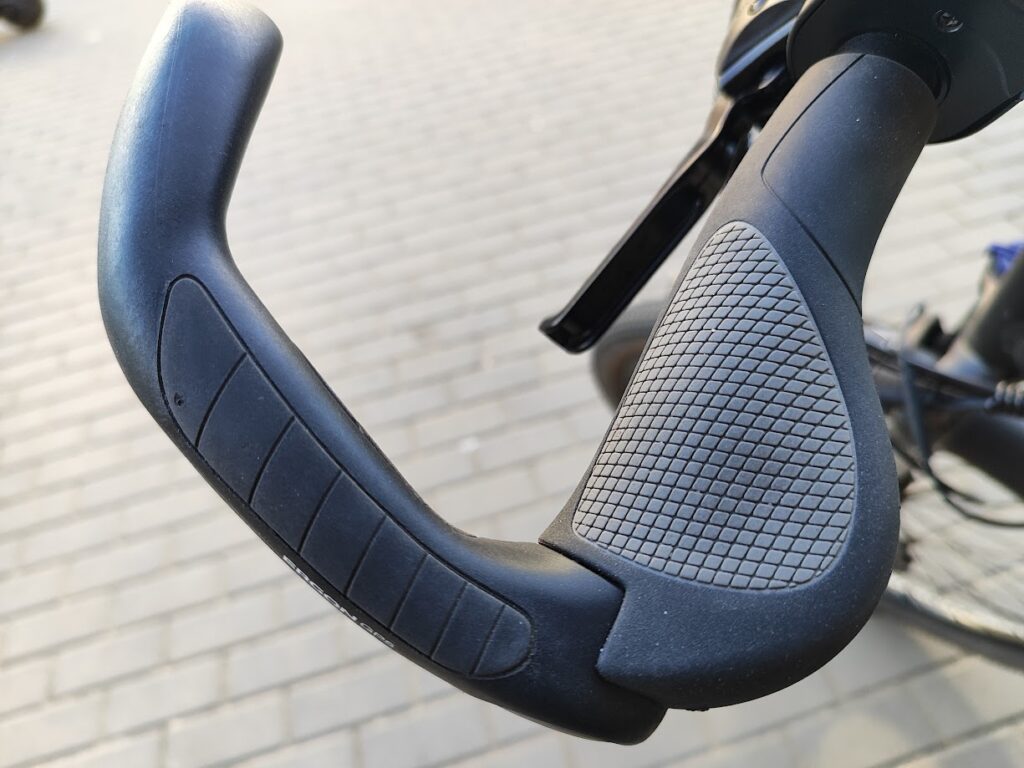 Ergon GP5 L – chwyty rowerowe z ergonomiczną platformą i rogami zamontowane na kierownicy roweru elektrycznego