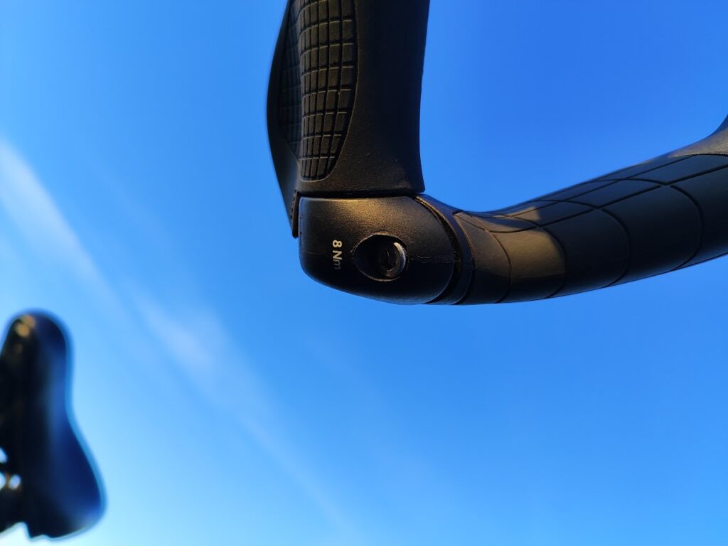 Montaż chwytów Ergon GP5 L na kierownicy roweru elektrycznego – widok obejmy lock-on