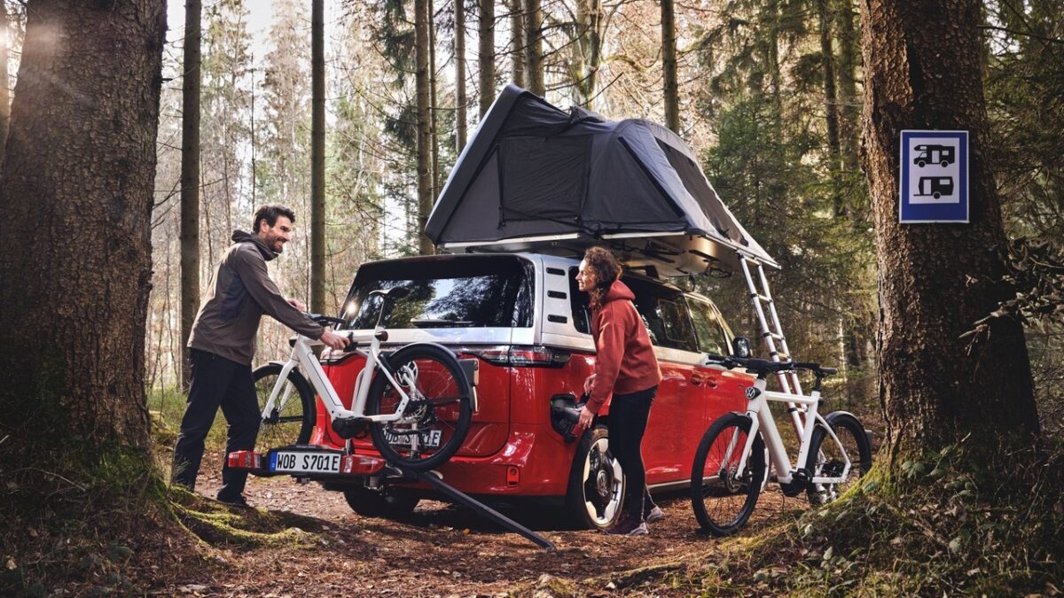 Rowery elektryczne Volkswagen z silnikiem Yamaha przy samochodzie kempingowym