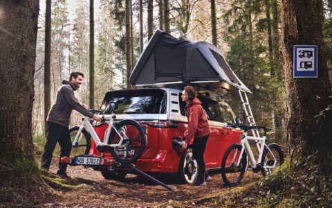 Rowery elektryczne Volkswagen z silnikiem Yamaha przy samochodzie kempingowym