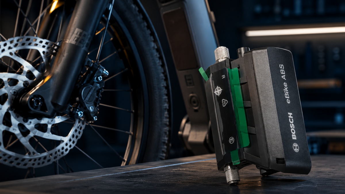 Moduł Bosch eBike ABS obok przedniego koła roweru elektrycznego z hamulcem tarczowym.