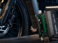 Moduł Bosch eBike ABS obok przedniego koła roweru elektrycznego z hamulcem tarczowym.