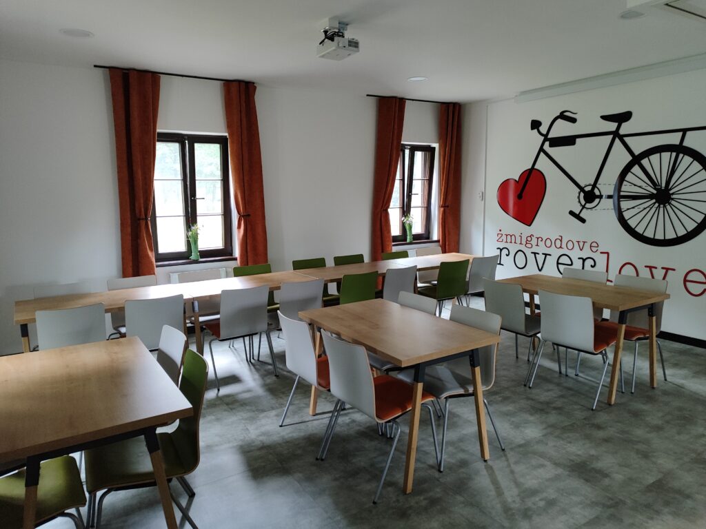 Wspólna sala ze stołami w Stanicy Rowerowej w Żmigrodzie