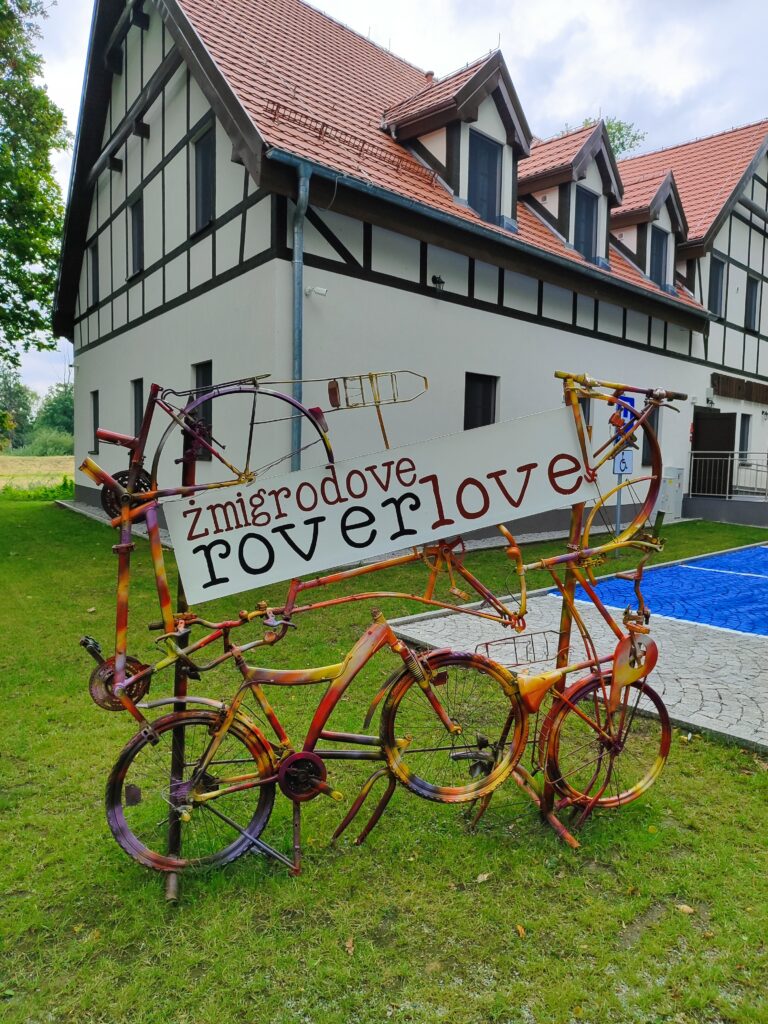 Stanica Rowerowa w Żmigrodzie, rowerowa rzeźba przed budynkiem