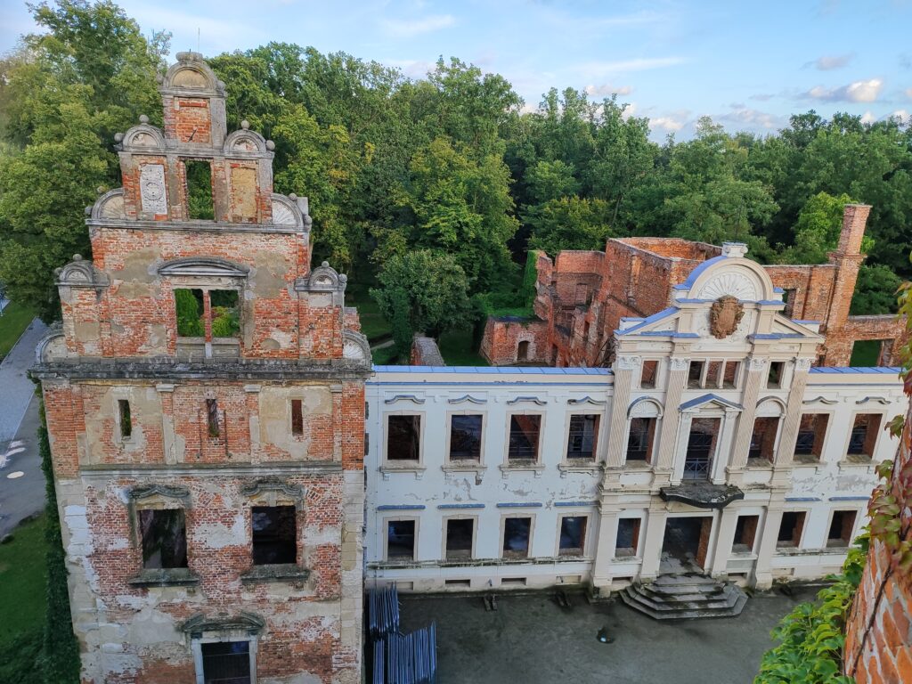 Ruiny pałacu w Zespole Pałacowo-Parkowym w Żmigrodzie