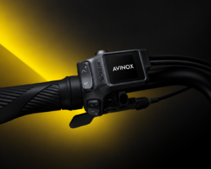 Avinox DP200 – nowy wyświetlacz na kierownicę. Co potrafi?