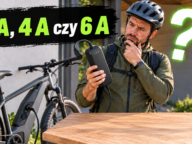 Zamyślony rowerzysta z ładowarką do roweru elektrycznego – 2 A, 4 A czy 6 A
