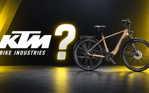 Logo KTM Bike Industries po lewej, rower elektryczny KTM po prawej i znak zapytania pośrodku na ciemnym tle
