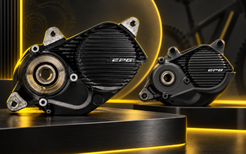 Shimano EP6 i EP8 – porównanie silników do roweru elektrycznego na ciemnym tle w żółto-czarnej kolorystyce