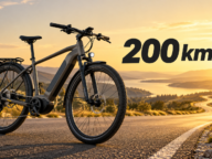 Rower elektryczny na krętej drodze z napisem „200 km?” – czy możliwy jest tak duży zasięg na jednym ładowaniu?