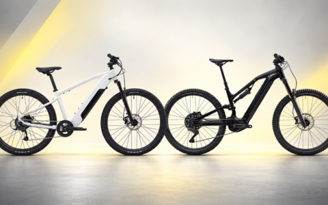 Rowery elektryczne Rockrider E-EXPL 100 i E-FEEL 900S – porównanie modeli na jasnym tle z żółtymi akcentami