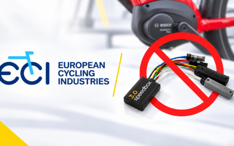 ECI chce zakazu sprzedaży zestawów tuningowych do rowerów elektrycznych – przekreślony moduł SpeedBox na tle logo European Cycling Industries